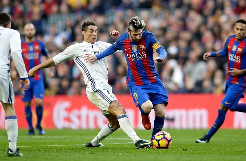 ronaldo-va-messi-ai-gioi-hon