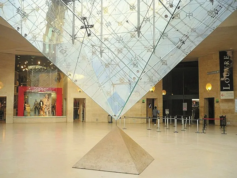 Bảo tàng Louvre có những khu trưng bày nào?
