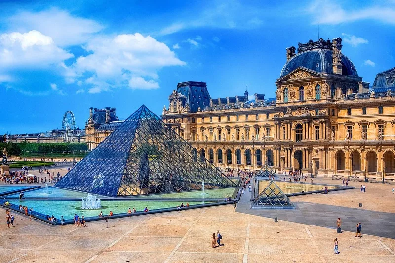 Bảo tàng Louvre rộng bao nhiêu và có bao nhiêu hiện vật?